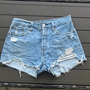 Levi 501 High Rise Denim Shorts 
Size 29
No Flaws 
Great used Condition